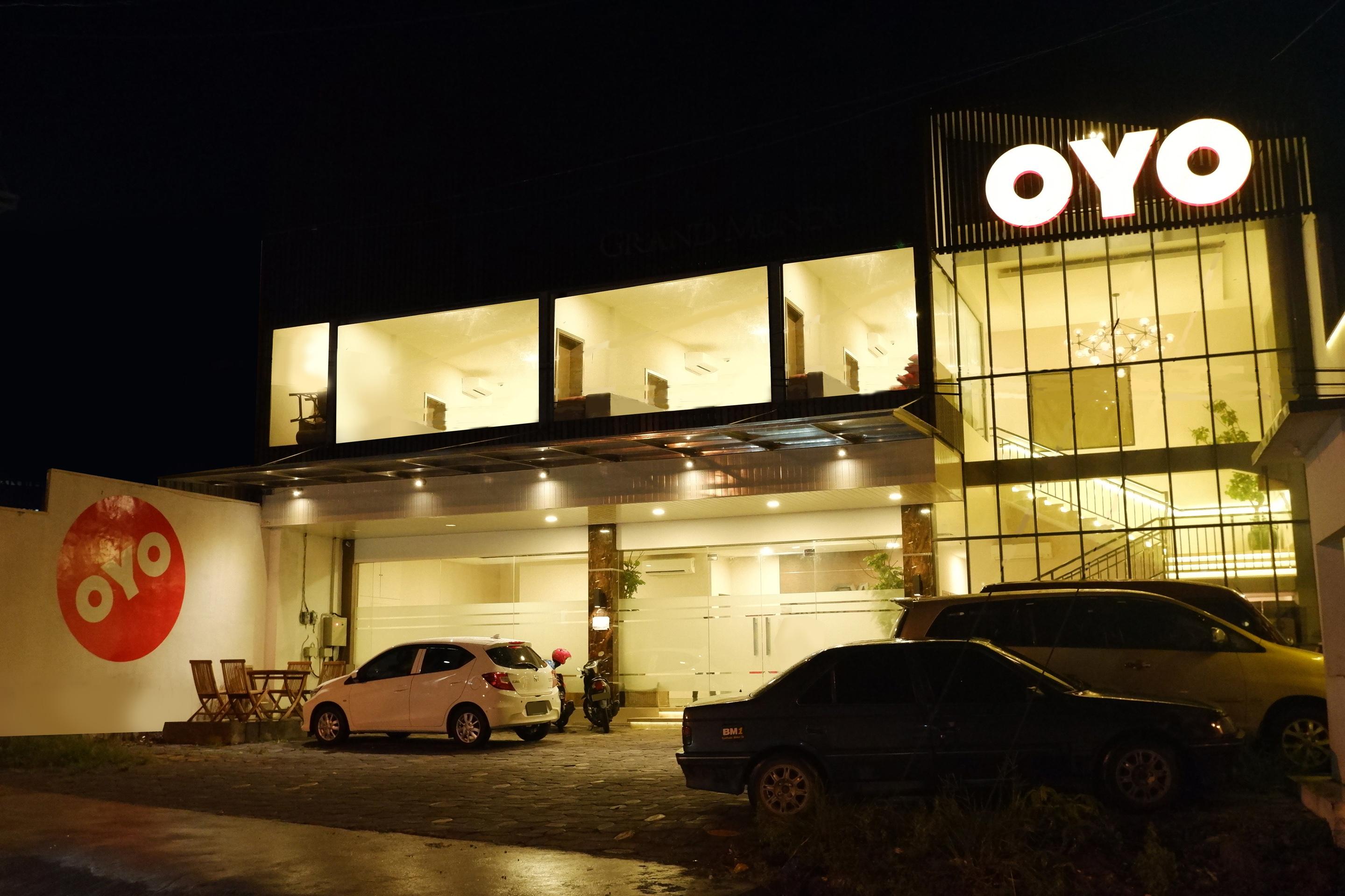 מלון סמאראנג Oyo 379 Grand Mundu מראה חיצוני תמונה